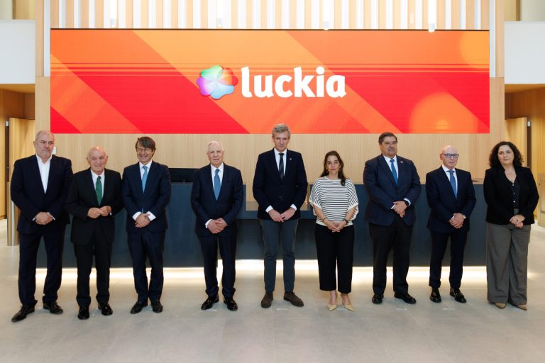 Alfonso Rueda reivindica la «responsabilidad y conciencia» de Luckia en la inauguración de su nueva sede en A Coruña