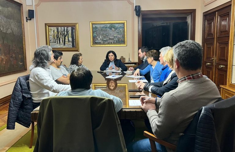 De reunirse con el personal a retirar una bandera de Palestina: Candia arranca su andadura como alcaldesa de Lugo