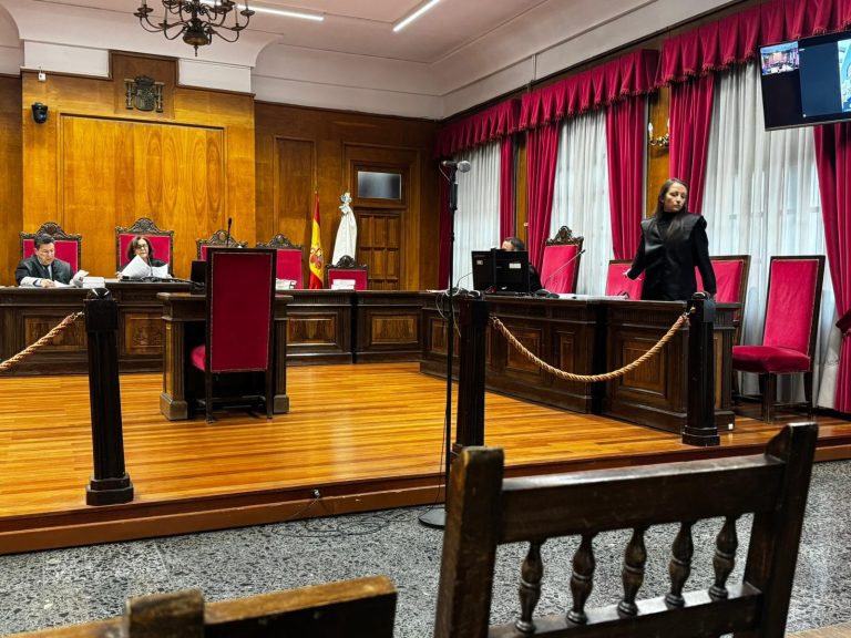 Condenada a tres años de cárcel una acusada de estafar casi 90.000 euros facilitando su cuenta bancaria en Ourense