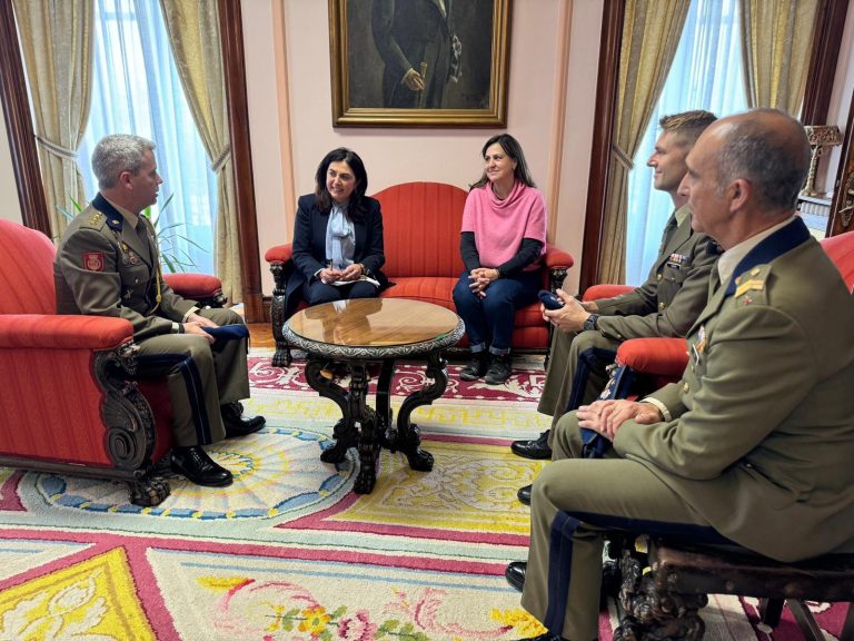 María Reigosa ejerce como una más del equipo de Candia y la acompaña en la recepción al coronel jefe de la Guardia Real