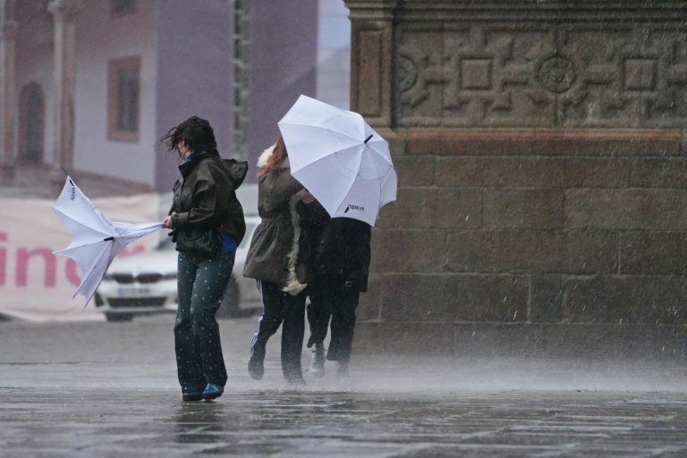 La mitad oeste de Galicia, en alerta amarilla por tormentas durante la tarde del sábado