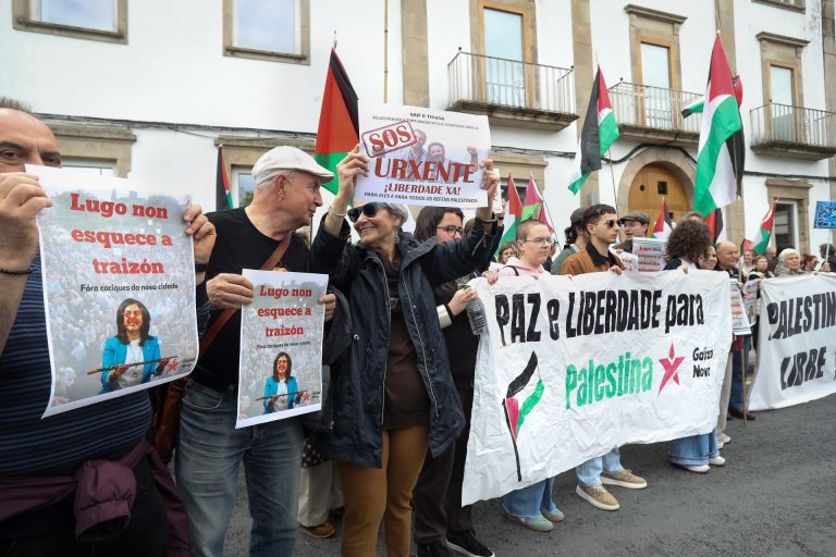 Una protesta en Lugo carga contra la «primera medida» de la alcaldesa de retirar una bandera de Palestina de un balcón