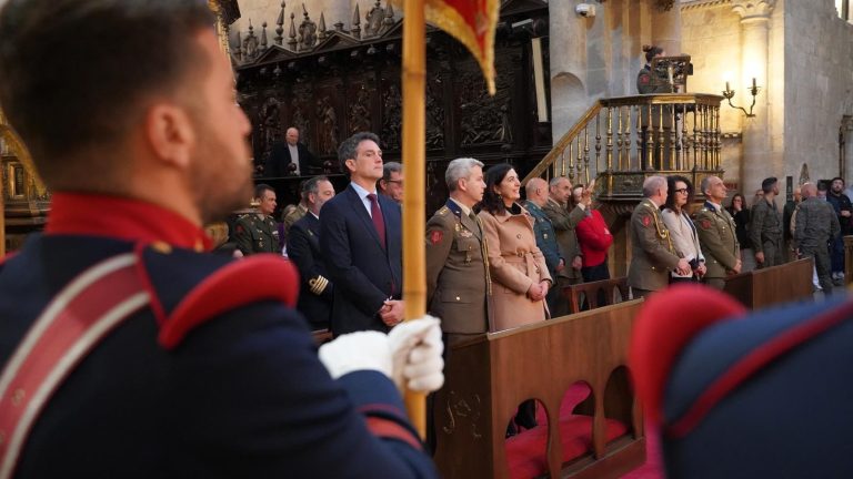 Elena Candia participa en el desfile y ofrenda floral de la Guardia Real de Lugo en su segundo día como alcaldesa