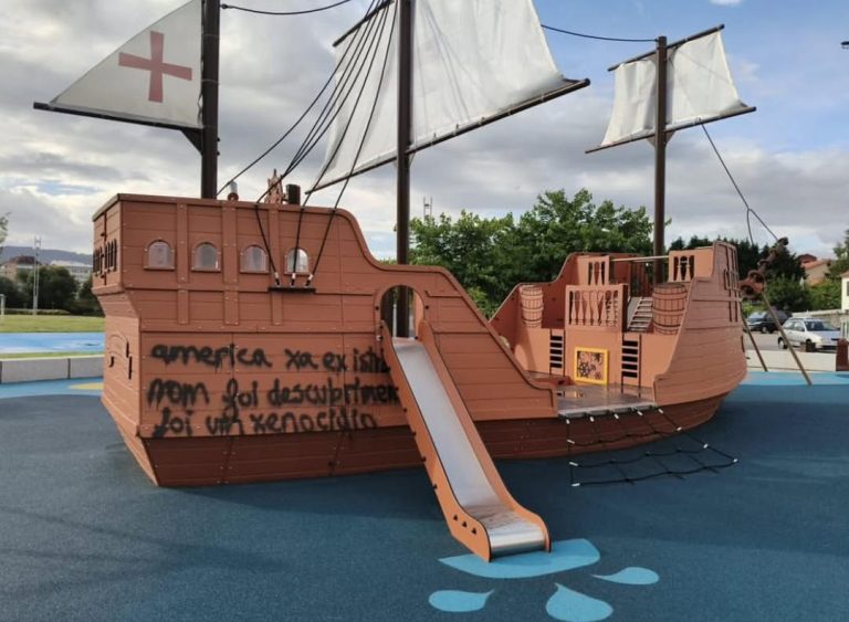 Aparecen pintadas vandálicas sobre la llegada a América en un barco del parque de Poio que recuerda a Cristóbal Colón