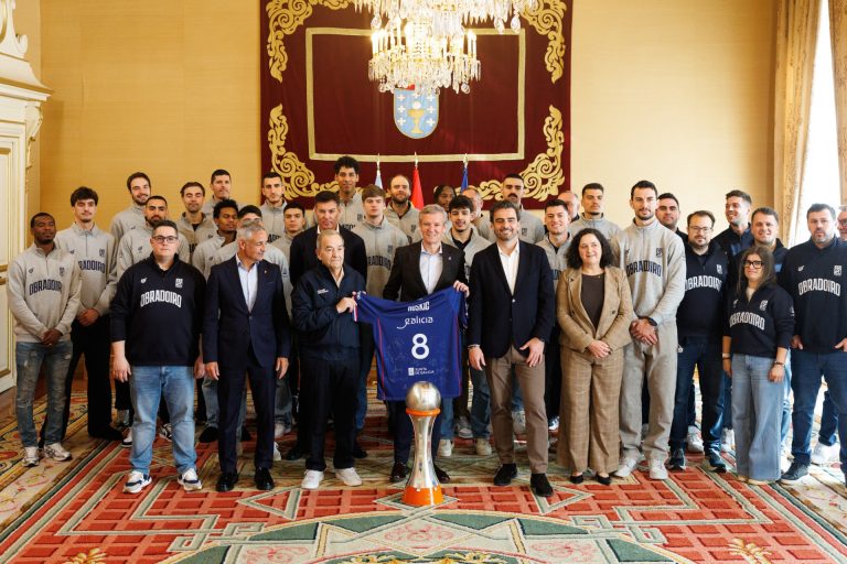 Rueda recibe a los jugadores y equipo directivo del Monbus Obradoiro tras su ascenso a la ACB