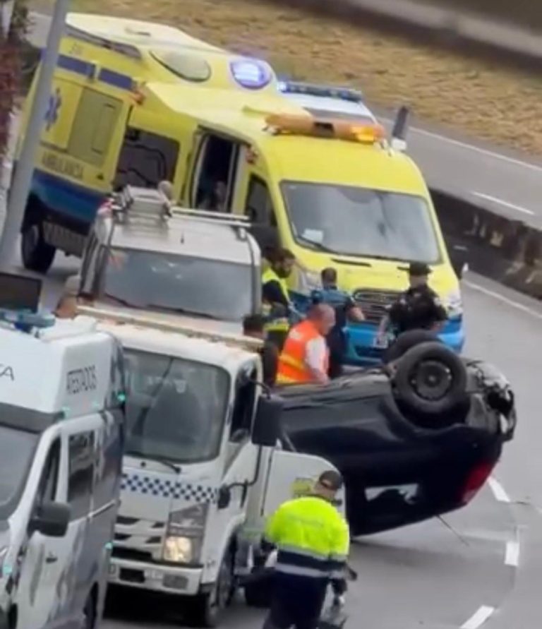 Herida una persona en Vigo tras volcar su coche en la avenida Arquitecto Antonio Palacios
