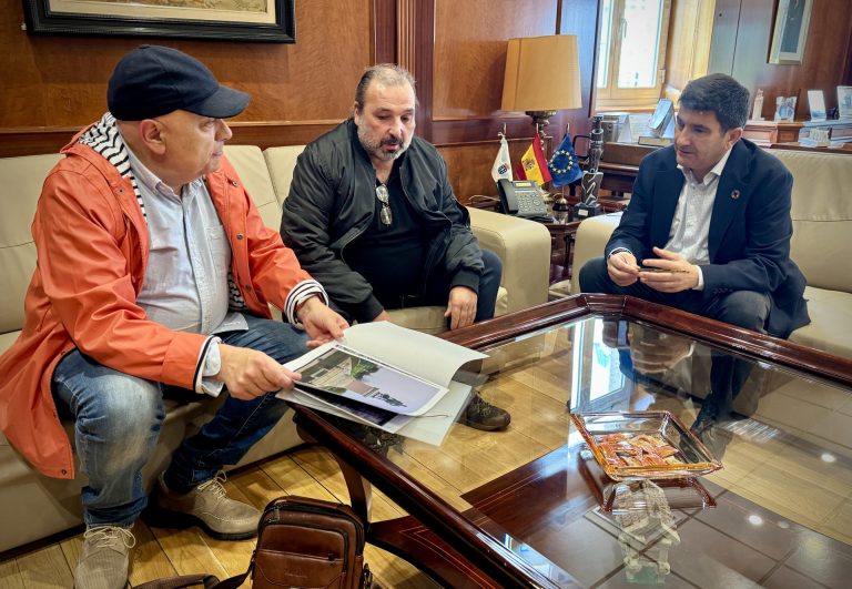 Pedro Blanco se cita con el escritor Manuel Miragaia para conocer su propuesta de nuevas conexiones marítimas