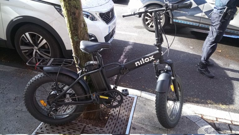 Detenido en Vigo un hombre mientras intentaba robar una bicicleta eléctrica atada a un árbol