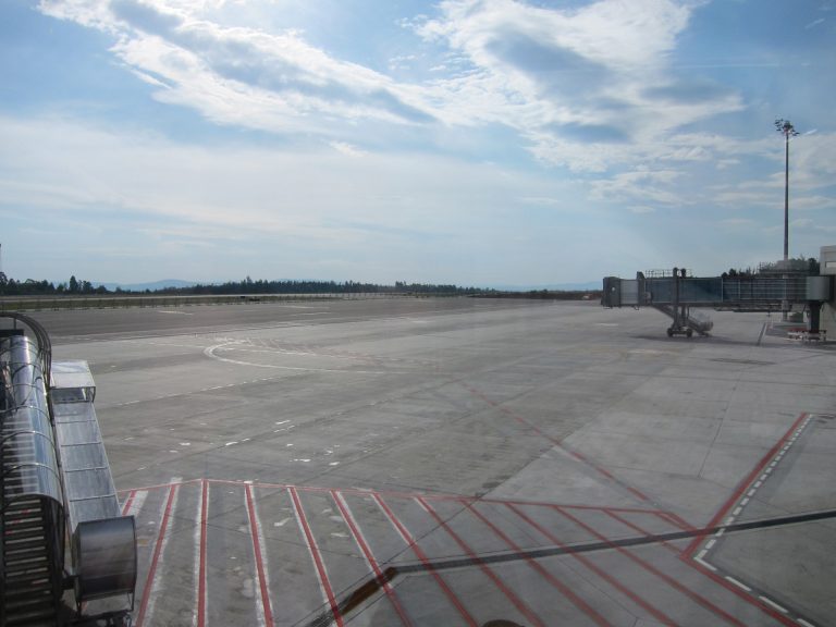 Turismo.- Los aeropuertos gallegos registraron casi 1,4 millones de viajeros en el primer cuatrimestre y 14.297 vuelos