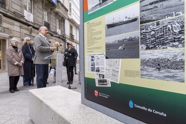 Una exposición recuerda en A Coruña el 50 aniversario de la catástrofe del ‘Urquiola’