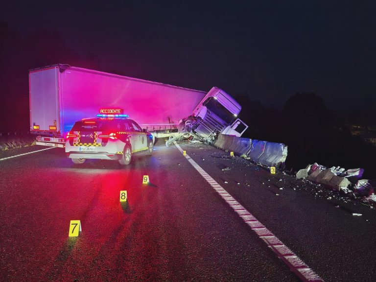 Sucesos.- Fallece un camionero tras precipitarse desde el viaducto de la A-52 en Melón (Ourense)