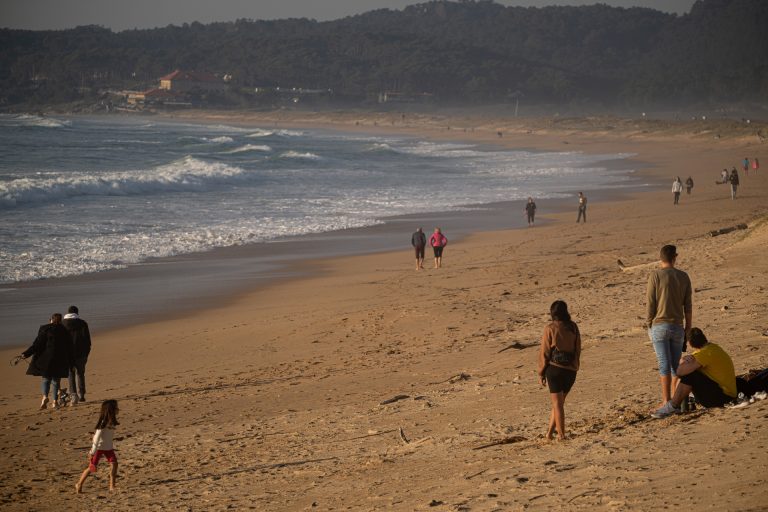 Galicia eleva a 42 las zonas con prohibición permanente de baño para la temporada 2026, ocho más que el año pasado