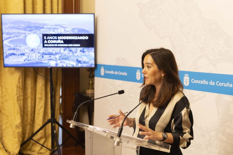 La alcaldesa de A Coruña defiende la gestión económica: «Trabajamos por la ciudad»