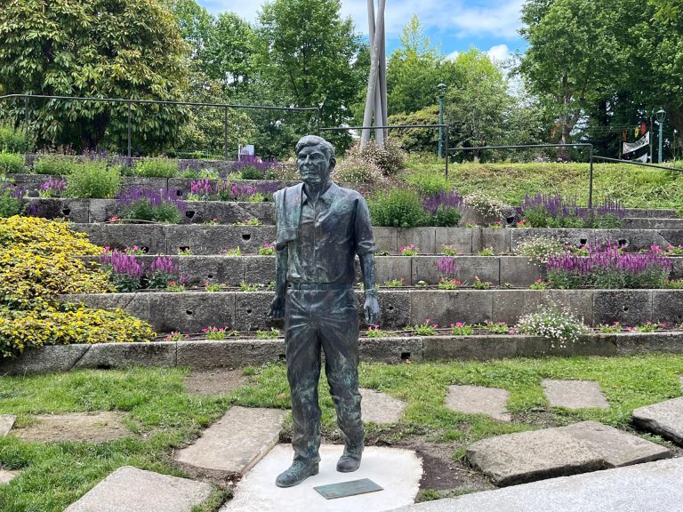 El Ayuntamiento de Santiago limpia la pintada de la estatua de Moncho Reboiras