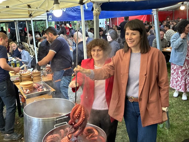 Pontón arropa a la alcaldesa de Santiago en el día de la Ascensión y califica de «destructiva» a la oposición