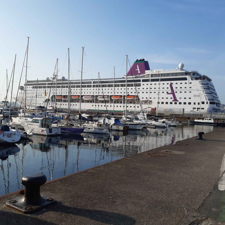 El crucero aislado por un brote de gastroenteritis prevé hacer escala este sábado en A Coruña