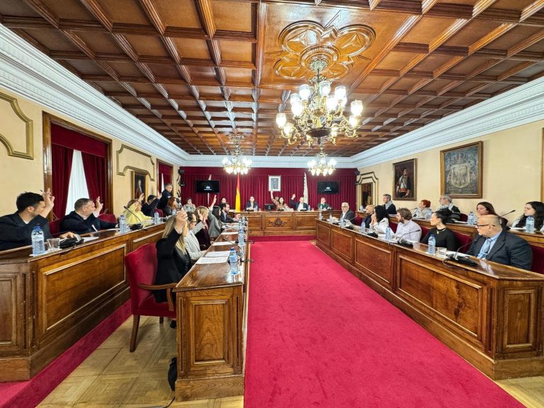 El pleno de Lugo aprueba la nueva organización, con un ahorro del 40% en salarios al bajar los ediles con sueldo