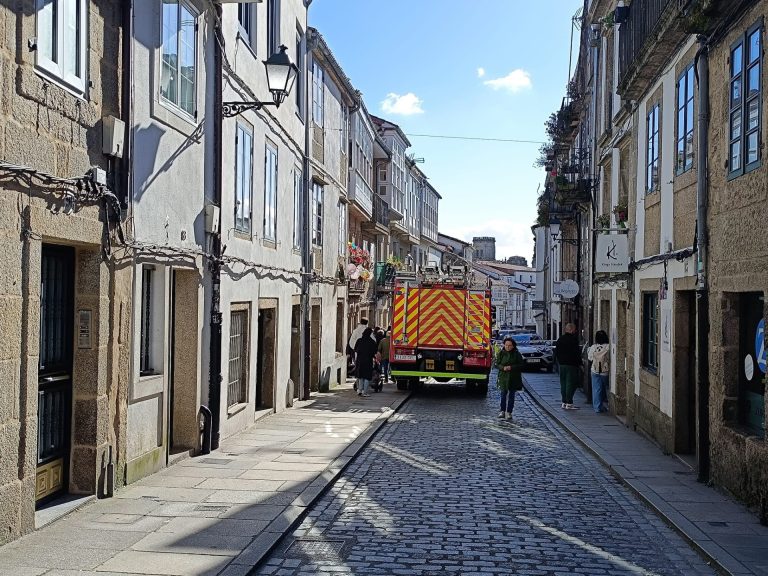 Sucesos.- Evacúan un edificio de Santiago tras una fuga de gas mientras los Bomberos ventilan