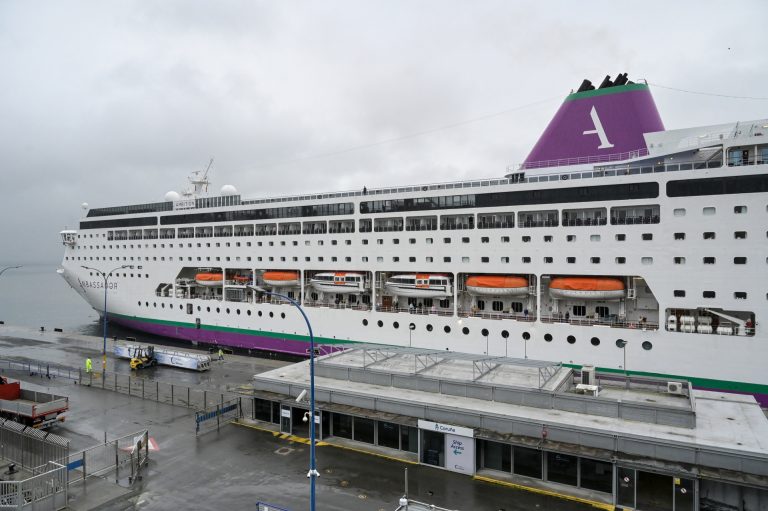 El crucero ‘Ambition’ atraca en A Coruña y Sanidad Exterior evalúa la situación para decidir sobre el desembarque