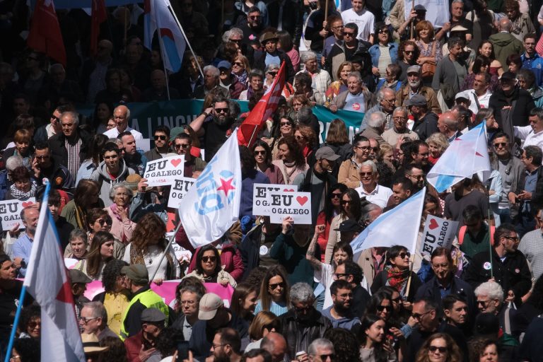 Miles de personas salen a la calle en Santiago en defensa del gallego y por el fin de la «emergencia lingüística»