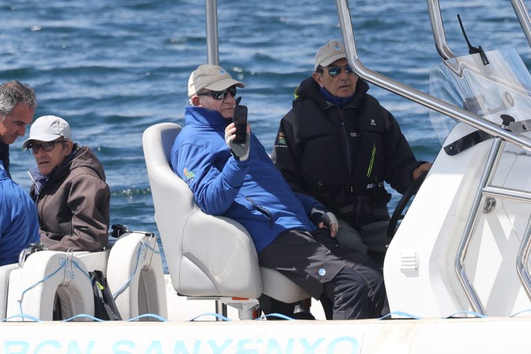 Juan Carlos I abandona Sanxenxo tras la visita de su hija y su nieta y con una nueva victoria del ‘Bribón’