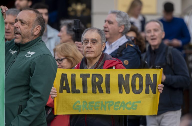 Greenpeace ve «una broma de mal gusto» las alegaciones de Altri contra el archivo: «No tiene nada, salvo poca vergüenza»