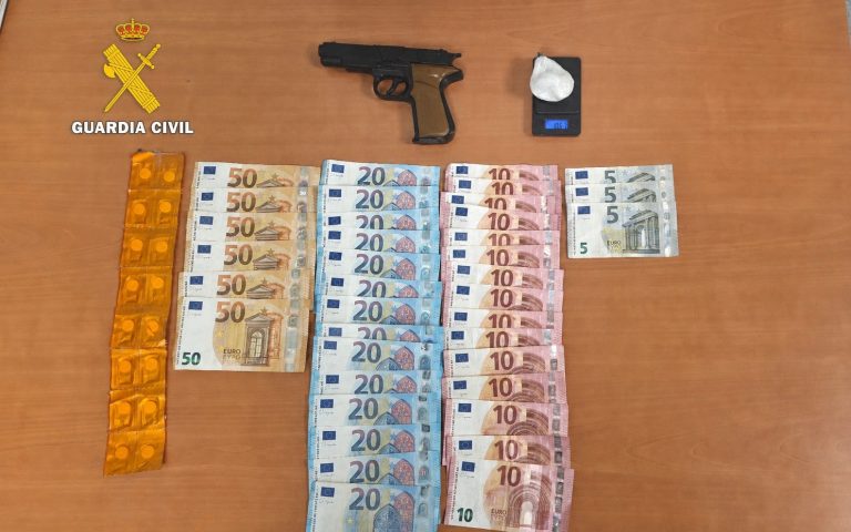 Sucesos.- Investigada una mujer tras intervenirle cocaína, metadona y una pistola simulada en A Guarda (Pontevedra)