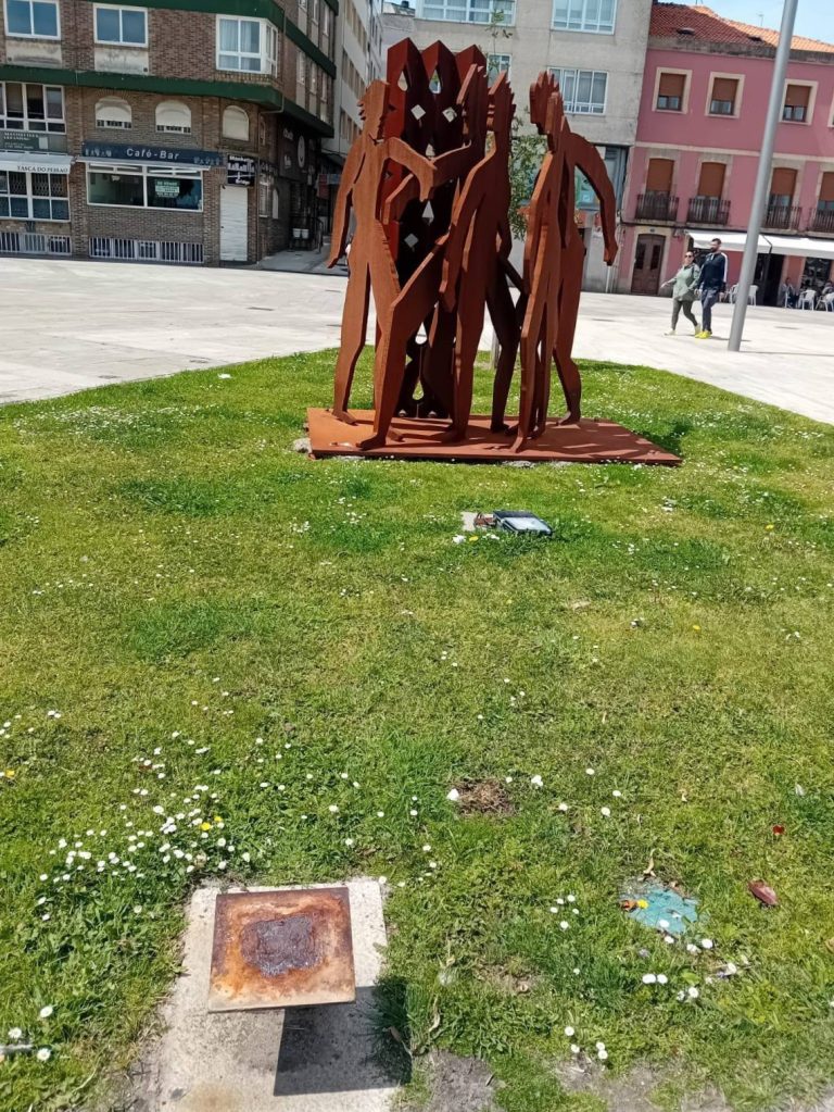Arrancan la placa de un monumento de Ribeira en recuerdo a las víctimas represaliadas en el franquismo