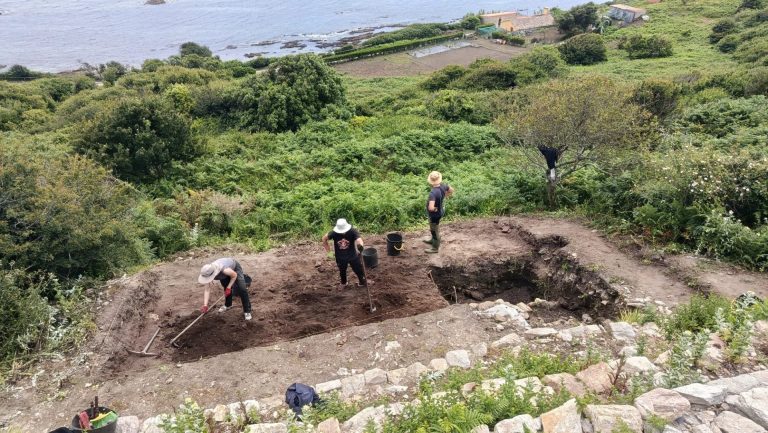 Arranca una nueva campaña arqueológica en Ons para ampliar el conocimiento sobre la ocupación del Castelo dos Mouros