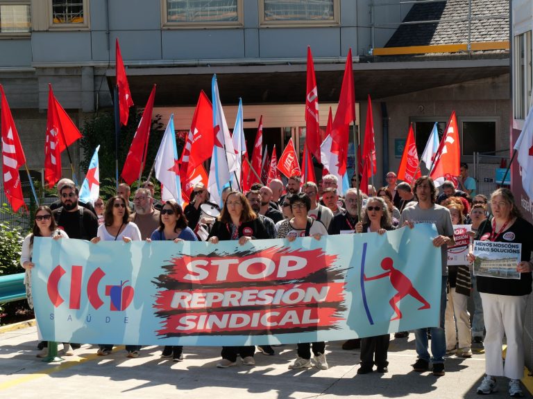 Delegados de la CIG se movilizan ante el Hospital Quirón para exigir la reincorporación de dos representantes sindicales