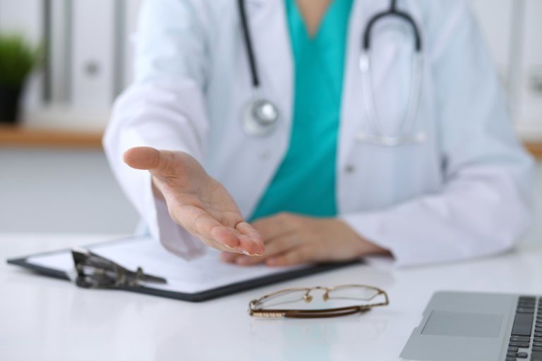 AM- Evitar que las bajas laborales excedan «tiempos estándar» contará para el plus de productividad a médicos del Sergas