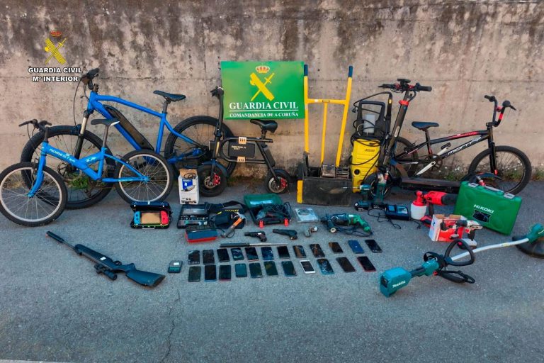 Sucesos.- Detenidas tres personas en la desarticulación de un punto de venta de drogas en Noia (A Coruña)