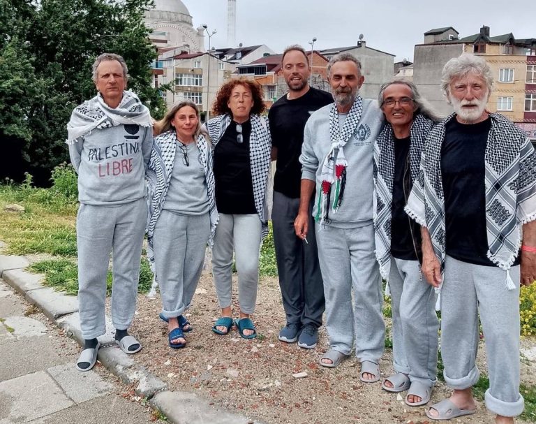 Los siete gallegos de la flotilla a Gaza interceptada por Israel llegarán esta noche a Santiago