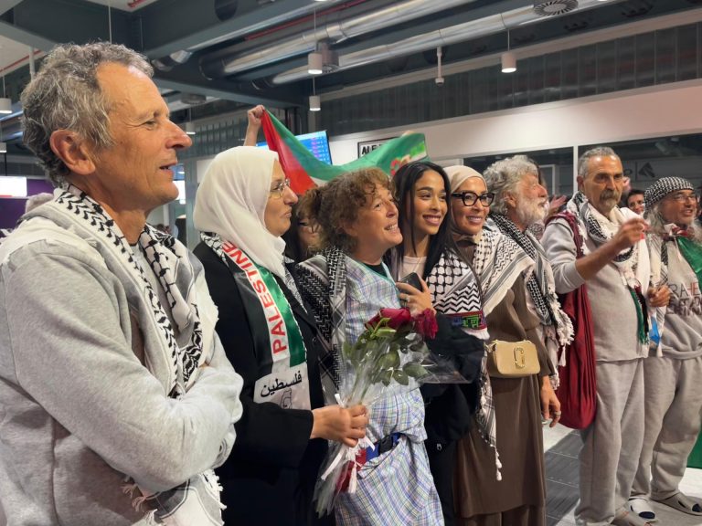 Los siete gallegos que iban en la flotilla a Gaza interceptada llegan a Santiago y avisan: «No vamos a parar»