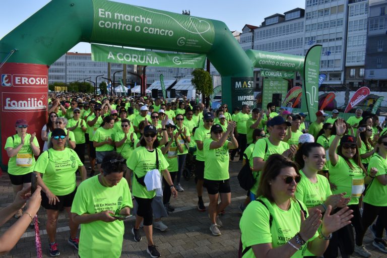 Más de 3.600 personas caminan en A Coruña en solidaridad con la Asociación Española Contra el Cáncer