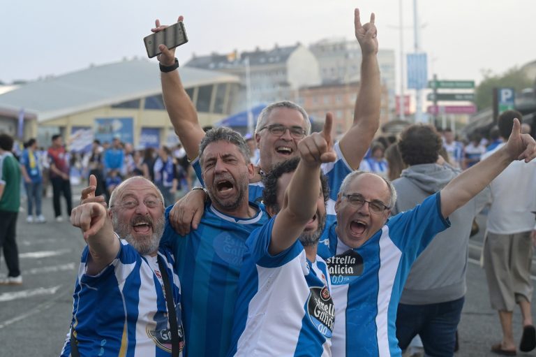 Miles de coruñeses celebran el ascenso del Depor tras ocho temporadas fuera de Primera División