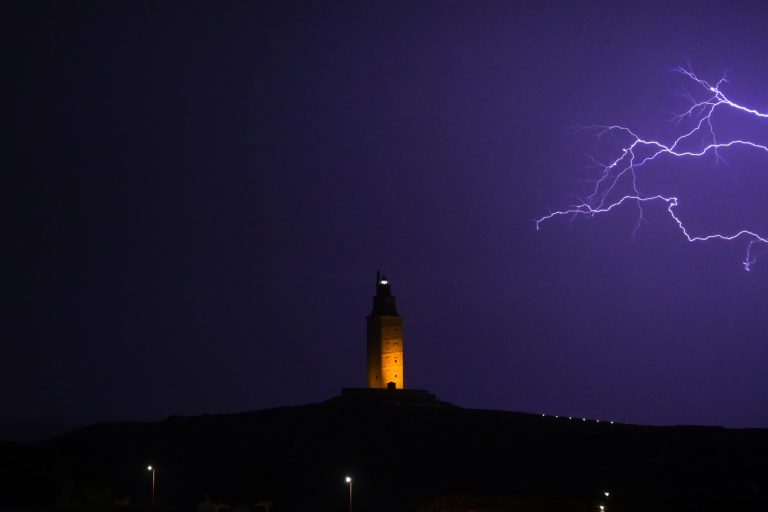 Galicia registra más de 2.300 rayos en las últimas 24 horas y activa la alerta amarilla por tormentas para este lunes