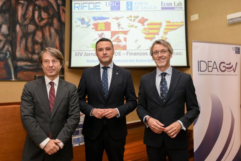 El consejero de Hacienda en Murcia pide en un foro en Santiago un modelo de financiación que «se base en la igualdad»