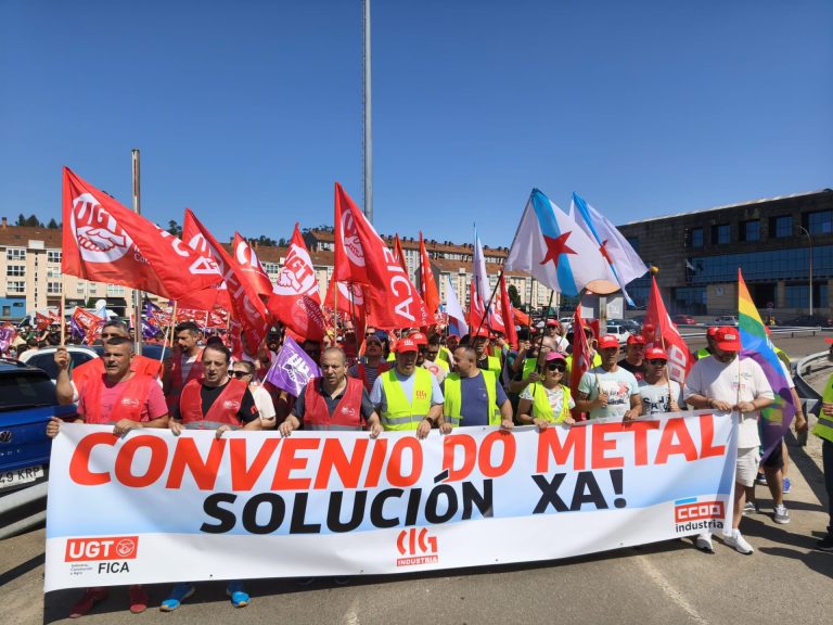 Petardos y bocinas en la manifestación del metal por Santiago para reclamar una «solución ya» al convenio