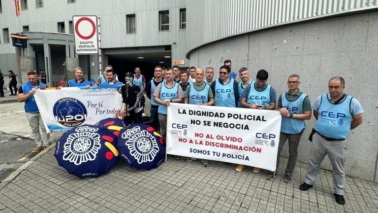 Policías nacionales se concentran en A Coruña convocados por CEP para reclamar más agentes en la provincia