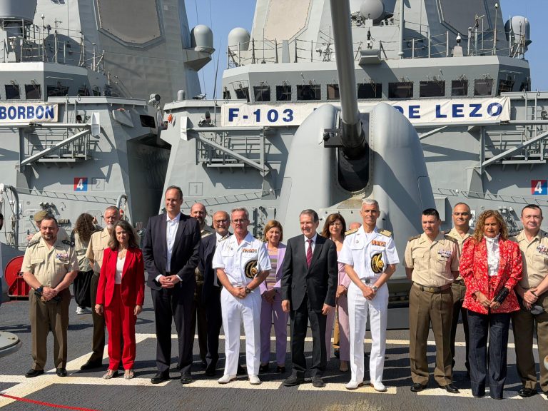 Vigo inicia los actos del Día de las Fuerzas Armadas con una exposición de vehículos y armamento en As Avenidas