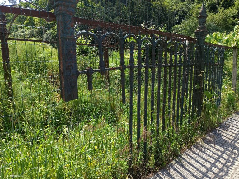 Denuncian la sustracción de varias partes de la verja de cierre del Pazo de Lourizán, en Pontevedra