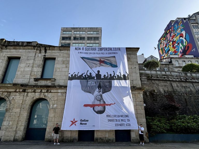 Galiza Nova escenifica en Vigo su rechazo al desfile militar con una gran pancarta con la imagen invertida del Rey