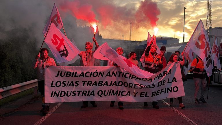 Personal convocado por el STR secunda una protesta en la refinería de A Coruña en una huelga nacional en el sector