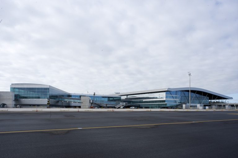 El aeropuerto de Santiago reabre este jueves después de 35 días de obras en la pista