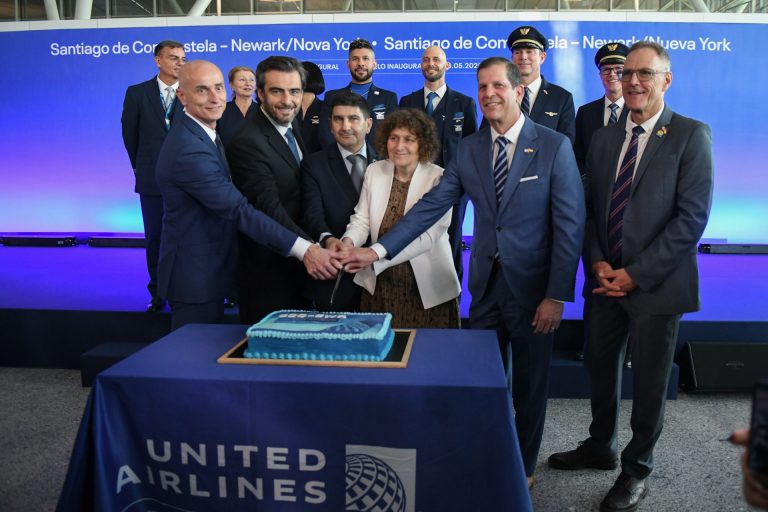 El aeropuerto de Santiago reabre tras 35 días con el «hito estratégico» de recuperar la ruta a Nueva York