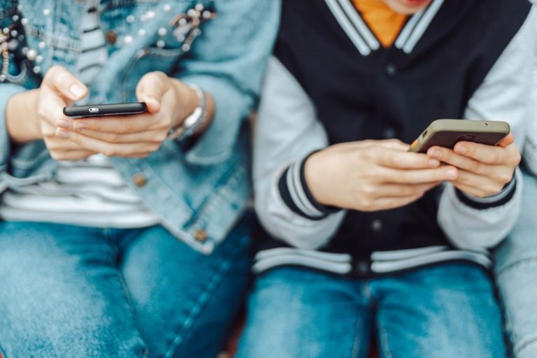 Digital.- El 32% de los adolescentes gallegos con pareja sufrió violencia digital, según un estudio de Unicef