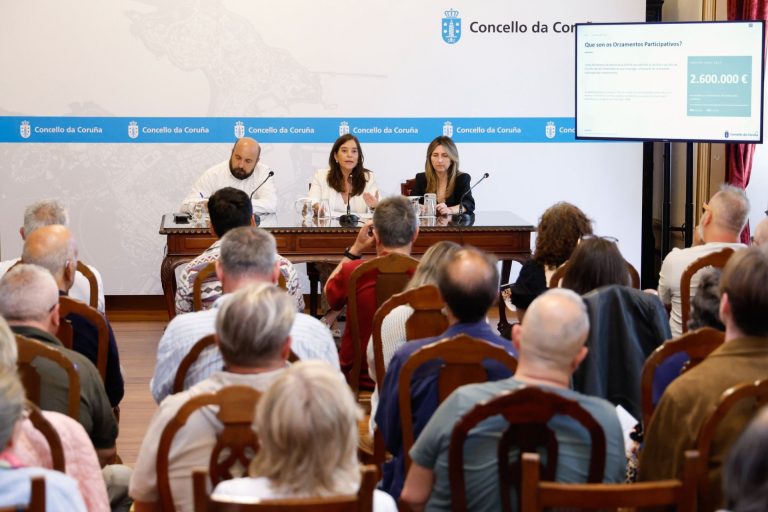La alcaldesa de A Coruña presenta a entidades vecinales los presupuestos participativos