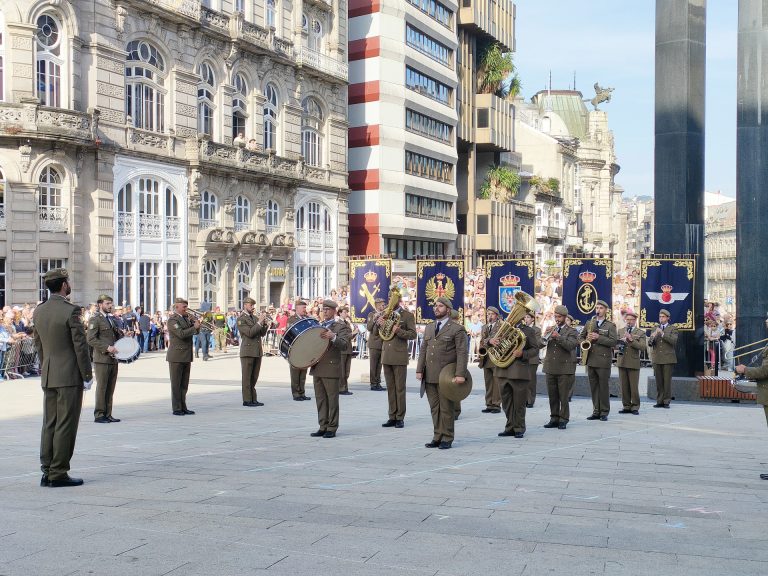 El Encuentro de Música Militar reúne en la Porta do Sol de Vigo a miles de personas