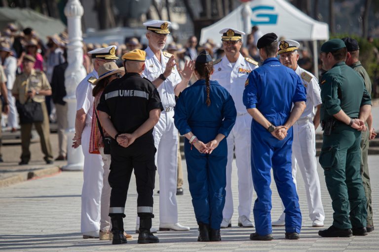 Las Fuerzas Armadas demuestran su potencial operativo simulando combates en una playa de Samil llena de vigueses